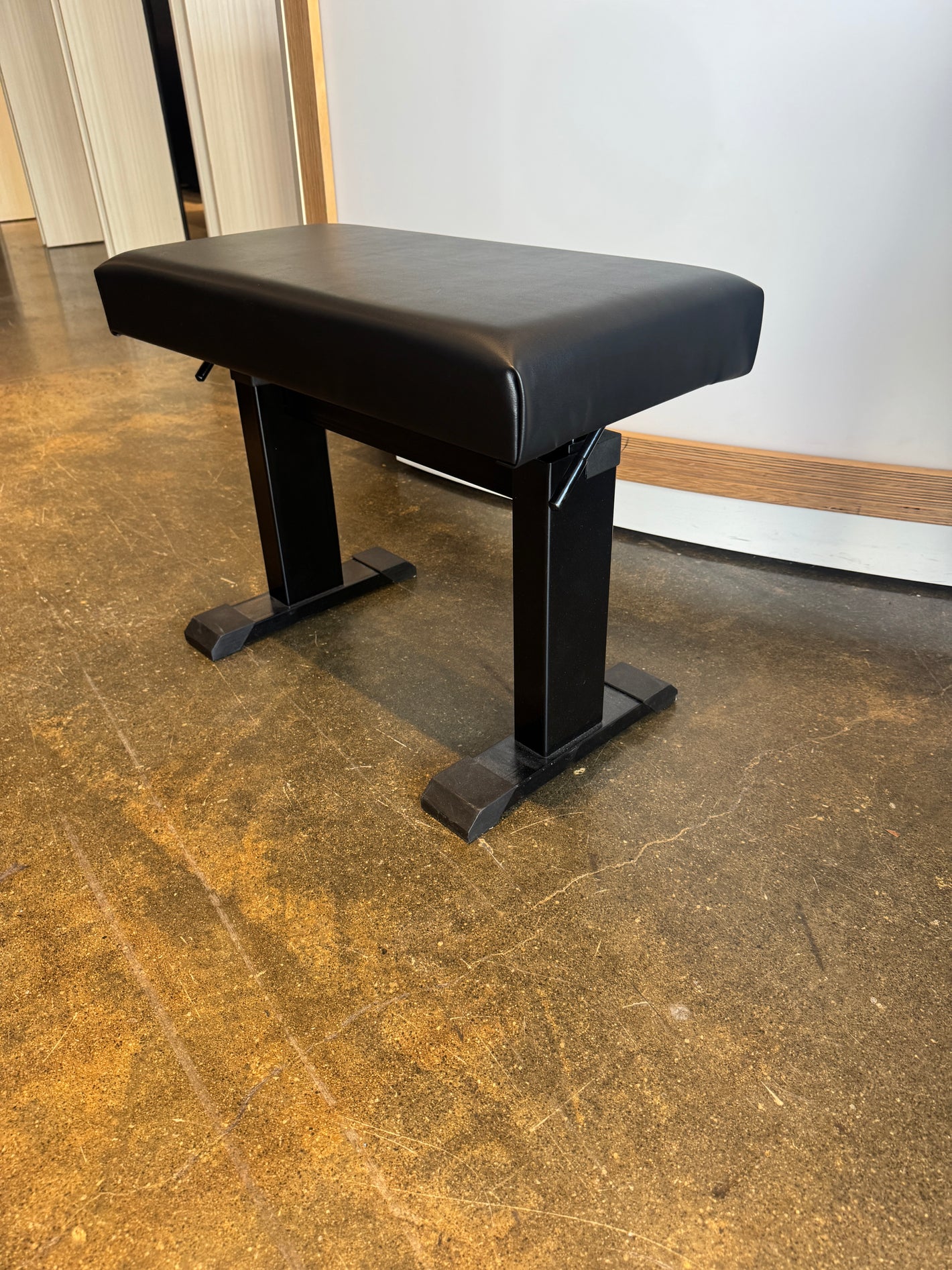 Hydraulic adjustable piano bench